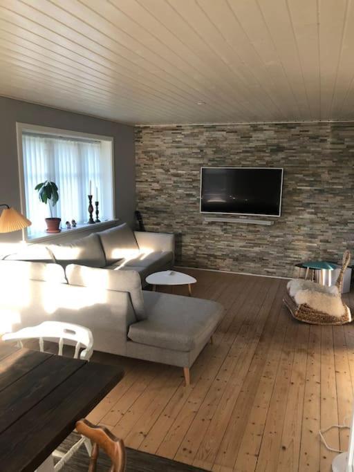 Hyggeligt Byhus Taet Ved Skov Og Togstation Aalbaek Luaran gambar